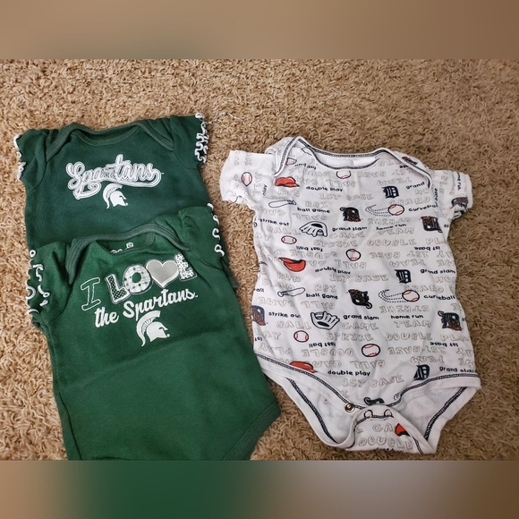 3 onesies Spartans and tigers - Picture 1 of 1